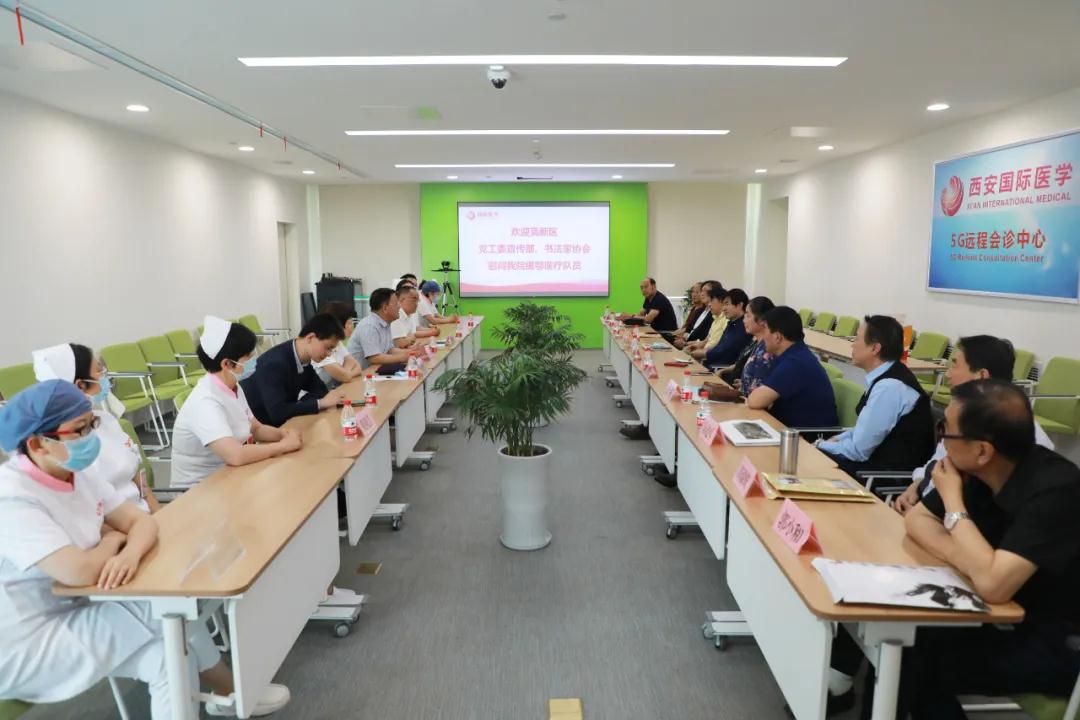 書法送祝福 筆墨贊英雄——西安高新區(qū)黨工委宣傳部、書法家協(xié)會(huì)一行致敬最美逆行者