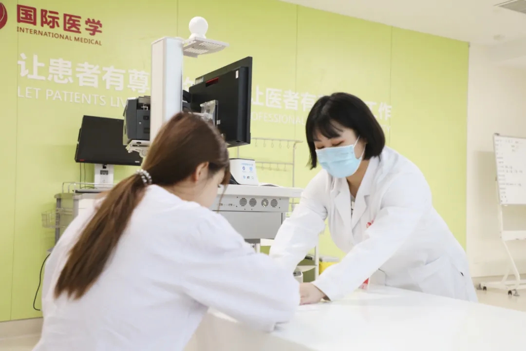 出院手續(xù)床前辦理，「移動(dòng)結(jié)算車」便民又惠民！