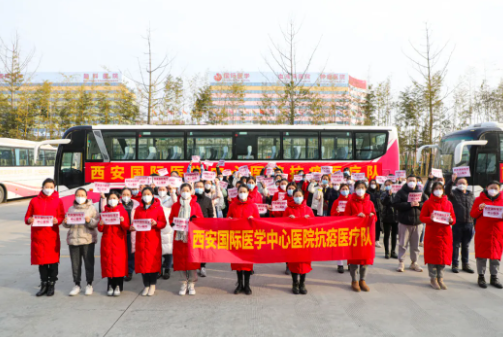 又有 300 余名醫(yī)護(hù)人員逆行出征，奔赴核酸采樣點(diǎn)