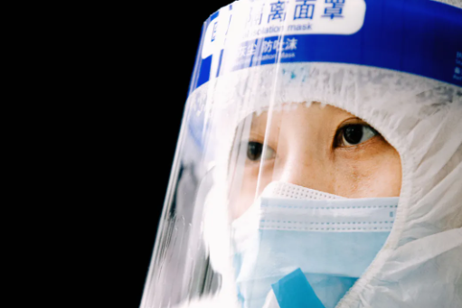 你穿防護(hù)服的樣子，真好看！