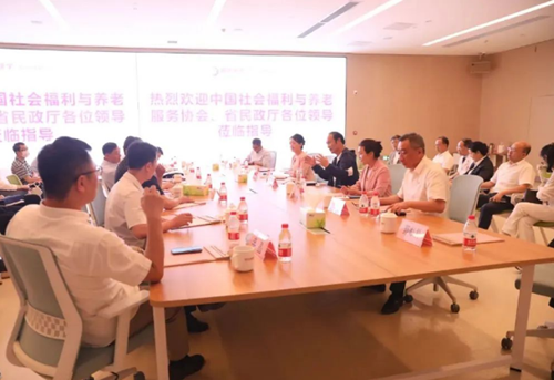 中國(guó)社會(huì)福利與養(yǎng)老服務(wù)協(xié)會(huì)馮曉麗會(huì)長(zhǎng)及陜西省民政廳李智遠(yuǎn)廳長(zhǎng)一行蒞臨國(guó)際醫(yī)學(xué)參觀(guān)指導(dǎo)